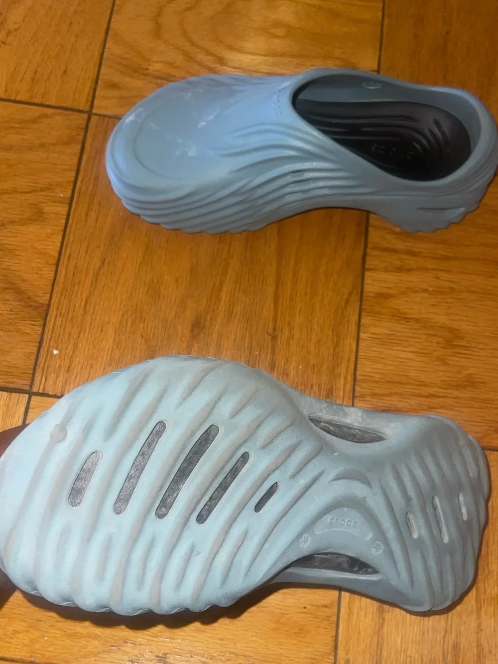 CROCS Echo Wave Clogs in Teal size: Men’s 7.5/Women’s 9